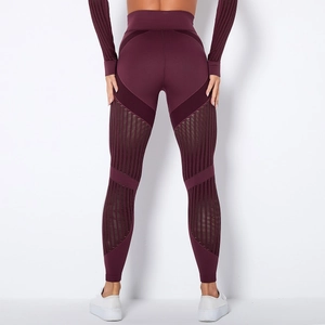 Detail der lila nahtlosen High-Waist Yoga-Hose mit Mesh-Löchern und Wellen-Stitching-Design