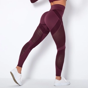 Detailansicht der burgunderroten Yoga-Leggings mit hohen Bund und gestreiften Mesh-Ausschnitten