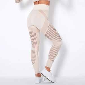 Seitenansicht der beigen nahtlosen Yoga-Leggings mit geometrischen Lochmustern im Detail