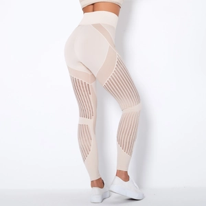 Detailansicht der beigen nahtlosen High-Waist-Yoga-Leggings mit atmungsaktivem Mesh