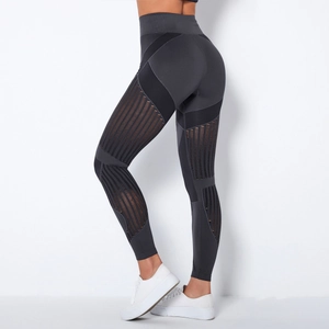 Detail von hoch taillierten nahtlosen Yoga-Leggings mit atmungsaktiven Mesh-Streifen