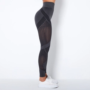 Detailansicht der nahtlosen High-Waist-Yogahose mit vertikalen Mesh-Ausschnitten am Bein