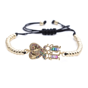 Bracelet tressé doré à perles avec breloques cœur et enfant sertis de zircons colorés