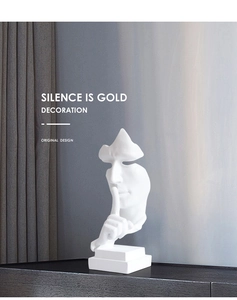 Gros plan de la sculpture blanche mate Silence est d'Or avec détails abstraits lisses