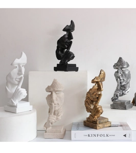 Ensemble de cinq sculptures modernes en résine illustrant le silence est d'or sur socle