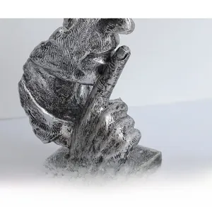 Gros plan détaillé montrant la texture industrielle de cette sculpture en résine argentée