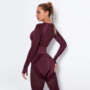 Détail de l'ensemble de yoga sans couture bordeaux avec texture côtelée et ajourée