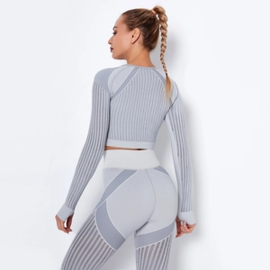 Détail de la texture en tricot sans couture au dos de l'ensemble de yoga gris