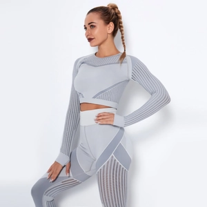Détail de l'ensemble de yoga gris sans couture avec maille respirante et texture côtelée