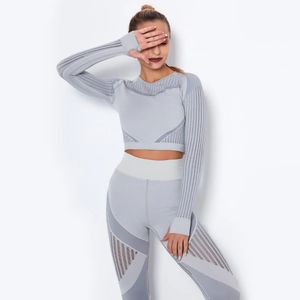 Détail du haut de yoga gris à manches longues sans couture et legging avec maille respirante