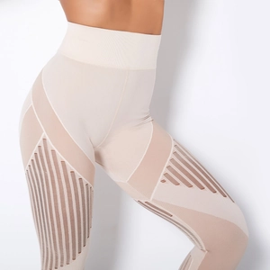 Detail der nahtlosen High-Waist-Yogahose mit atmungsaktivem Mesh und Rippenstrick-Stoff