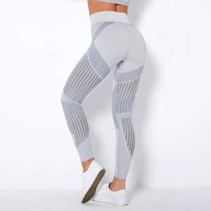 Detailansicht der High-Waist-Yogahose mit Mesh-Mustern und formgebenden Konturnähten