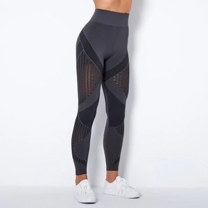Nahaufnahme der nahtlosen High-Waist Yoga-Hose mit atmungsaktiven Mesh-Details in Dunkelgrau