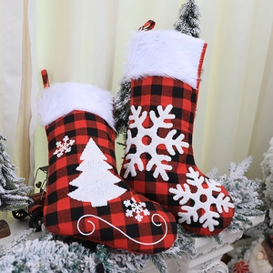 Weihnachtssocken in rot-schwarzem Karomuster mit Fellrand und Schneeflocken-Applikation