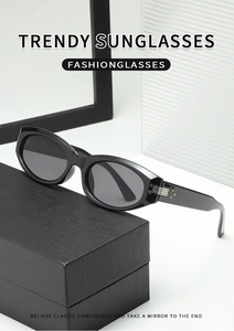 Detail einer trendigen schwarzen Cat-Eye-Sonnenbrille mit silbernen Metallakzenten am Bügel