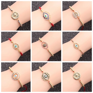 Detailgitter aus Evil-Eye-Armbändern in Gold und Silber mit Zirkonia-Einlagen