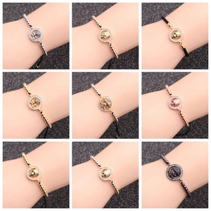 Detailaufnahme von Totenkopf-Armbändern mit Zirkonia in Gold, Silber und Schwarz