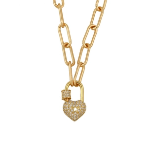 Collier doré avec pendentif cadenas serti de zircons et étoile sur une chaîne à maillons