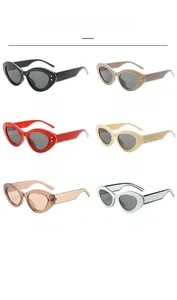 Vue matricielle de lunettes œil de chat montrant six couleurs et rivets étoiles