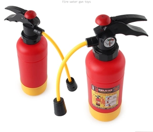 Détail de pistolets à eau extincteurs avec deux réservoirs rouges et pulvérisateurs jaunes