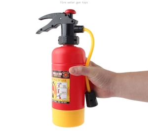 Détail du pistolet à eau extincteur rouge avec poignée pression et guide d'usage