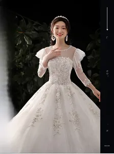 Broderie de dentelle florale exquise sur le corsage et le col en mesh de la robe de mariée