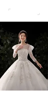 Détails de robe mariée blanche avec broderie florale complexe et paillettes scintillantes
