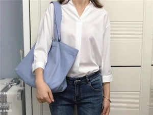 Hemelblauwe minimalistische canvas shopper gedragen door model met brede schouderriem