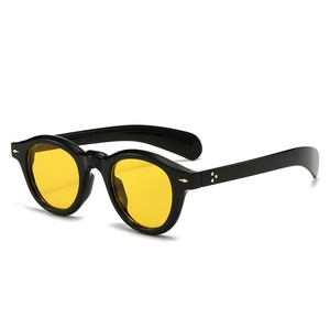 Lunettes de soleil rétro ovales à monture noire, verres jaunes et ailes dorées