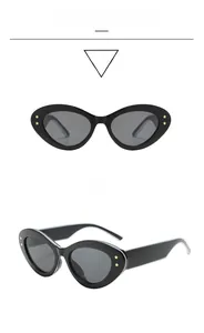 Détails de lunettes de soleil œil de chat noires avec étoiles dorées sur les branches