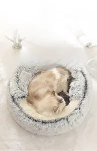 Nahaufnahme eines flauschigen grauen Plüschtierbettes mit einer schlafenden Katze