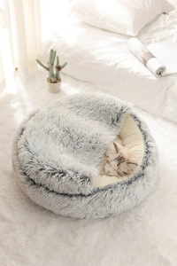 Dettaglio della cuccia grigia in peluche con texture soffice e morbida fodera calda