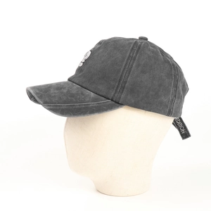 Dettaglio del cappello da baseball in denim lavato con patch vintage e cinturino posteriore
