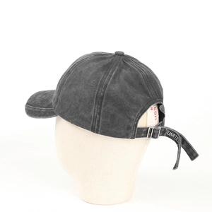 Dettaglio cappello baseball in denim lavato con fibbia in metallo e scritta LIMITED