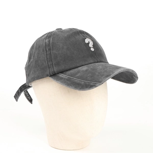 Dettaglio del berretto da baseball in cotone lavato grigio con ricamo a punto interrogativo