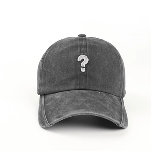 Berretto da baseball in denim nero lavato con ricamo a punto interrogativo bianco