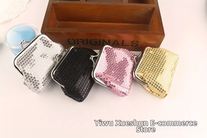 Detailopname van pailletten portemonnees in zilver, goud en roze met vintage sluiting