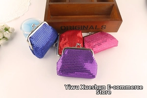 Detail van pailletten portemonnees in blauw, rood, roze en paars met metalen sluiting