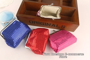 Detail van vintage pailletten portemonnees in rood en blauw met klassieke metalen knipsluiting