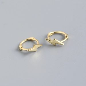 Dettaglio macro di orecchini a forma di fulmine dorato in argento sterling S925