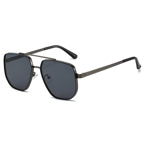 Retro quadratische Pilotenbrille in Gunmetal mit Doppelsteg und grauen Gläsern