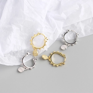 Vue détaillée des créoles en argent sterling S925 avec pendentifs soleil en or et argent