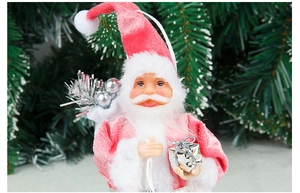 Détail du Père Noël en velours rose avec bordure en fourrure et accessoires argentés