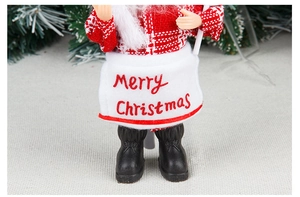 Détail de figurine Père Noël cuisinier avec tablier Merry Christmas et décorations