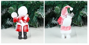 Détail de l'arrière des figurines du Père Noël avec des textures à carreaux et velours