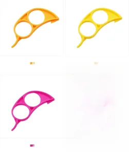 Dettaglio degli sbucciatori per agrumi in plastica a mezzaluna nei colori arancio e giallo