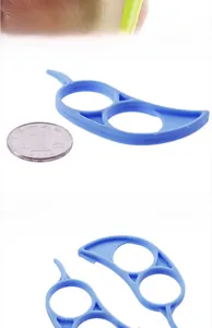 Dettaglio sbucciatore per arance in plastica blu con doppio anello e confronto dimensioni