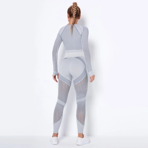 Dettaglio del set yoga grigio chiaro senza cuciture con pannelli in mesh e push-up