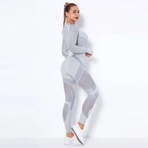 Dettaglio del set yoga grigio chiaro senza cuciture con mesh traspirante e trama a coste