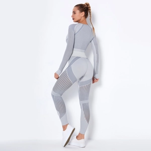 Dettaglio posteriore del set yoga a coste grigio chiaro senza cuciture con maglia traspirante